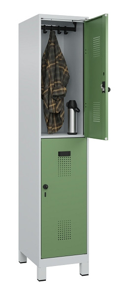 C+P Doppelstöckiger Spind Evolo PLUS, mit Füßen, 2 Fächer, 1950x400x500mm, 7035, Frontfarbe RAL 6011 Resedagrün, Drehriegel, 049310-12 S10010