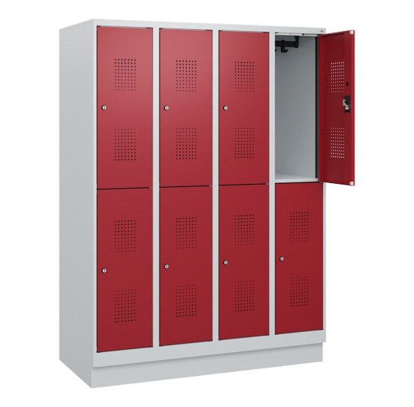 C+P Doppelstöckiger Spind Evolo PLUS, Sockel, 8 Fächer, 1630x1200x500mm, 7035/30, Frontfarbe RAL 3003 Rubinrot, Zylinderschloss, 0493205-40 S10026