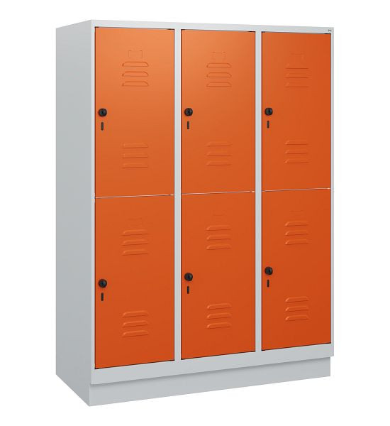 C+P Doppelstöckiger Spind Classic PLUS, Sockel, 3 Abteile, 1630x1200x500mm, 7035/2004, Drehriegel, 0803205-32 S10060