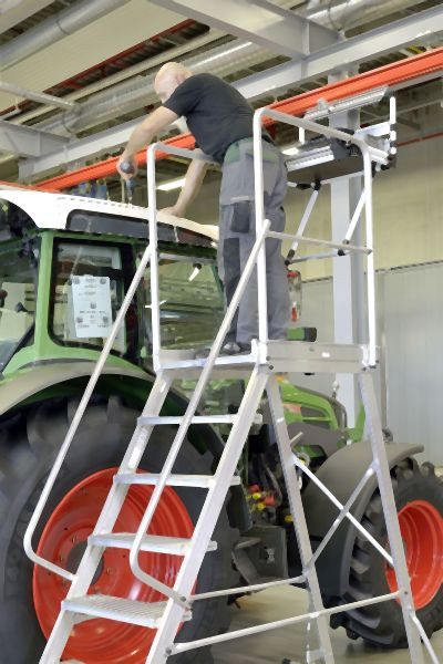 HYMER Podesttreppe fahrbar, einseitig begehbar nach DIN EN 131-7, 7 Stufen, Standhöhe 1,70 m, 688807