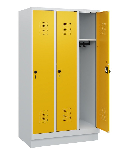 C+P Spind Evolo PLUS, Sockel, 3 Abteile, 1630x900x500mm, 7035/1004, Drehriegel, 0490205-30 S10000