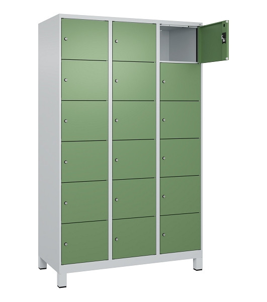 C+P Schließfachschrank Evolo PLUS, mit Füßen, 18 Fächer, 1950x1200x500mm, 7035/6011 Resedagrün, 049010-326 S10010