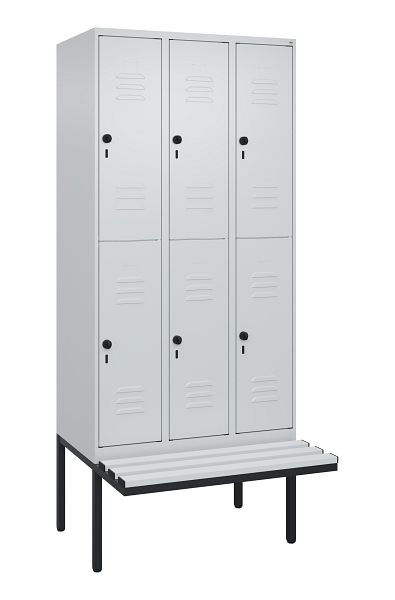 C+P Doppelstöckiger Spind Classic PLUS, 3 Abteile, 2120x900x815mm, 7035/7035, Drehriegel, mit Untergestell und schwebender Sitzfläche, 0803407-30 S10114