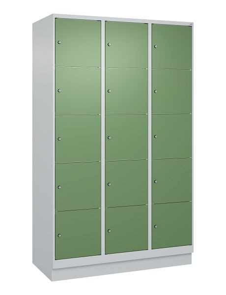 C+P Schließfachschrank Classic PLUS, Sockel, 3 Abteile mit je 5 Fächern, 1950x1200x500mm, 7035/6011, 080020-325 S10006