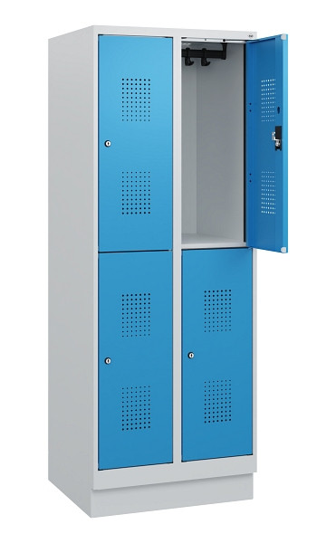 C+P Doppelstöckiger Spind Evolo PLUS, Sockel, 4 Fächer, 1630x600x500mm, 7035/501, Frontfarbe RAL 5012 Lichtblau, Zylinderschloss, 0493205-20 S10031