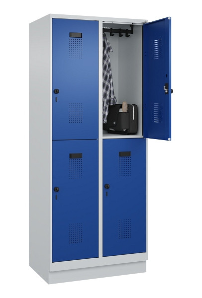 C+P Doppelstöckiger Spind Evolo PLUS, mit Sockel, 4 Fächer, 1950x800x500mm, 7035, Frontfarbe RAL 5010 Enzianblau, Drehriegel, 049320-22 S10006