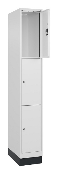 C+P Schließfachschrank Evolo PLUS, mit Sockel, 3 Fächer, 1950x300x500mm, 9016/90, 049020-103 S10020