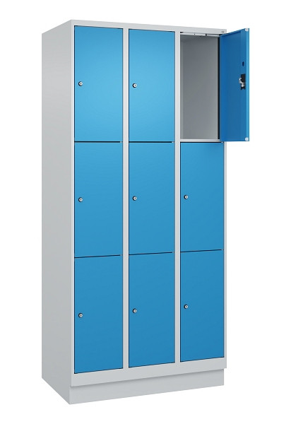 C+P Schließfachschrank Evolo PLUS, mit Sockel, 9 Fächer, 1950x900x500mm, 7035/50, Frontfarbe RAL 5012 Lichtblau, 049020-303 S10007