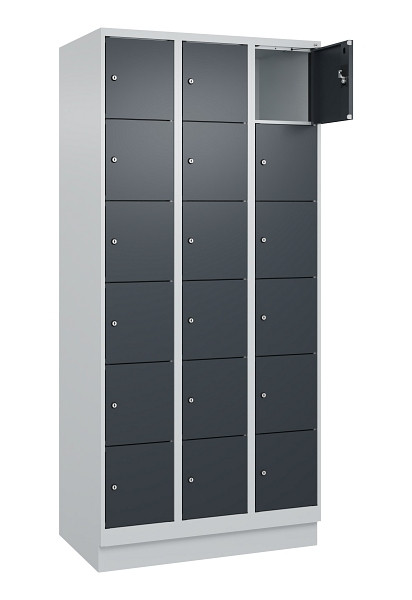 C+P Schließfachschrank Evolo PLUS, mit Sockel, 18 Fächer, 1950x900x500mm, 7035/7, Frontfarbe RAL 7016 Anthrazitgrau, 049020-306 S10012