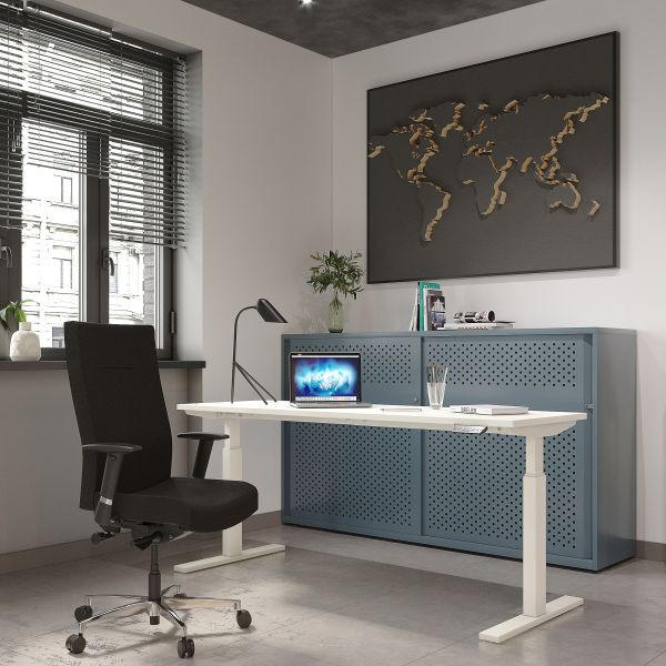 Bisley Schreibtisch höhenverstellbar, breitenverstellbar, Gestell verkehrsweiß, Lincoln Walnuss, H 25 x B 1600 x T 600 mm, EWT251606396008