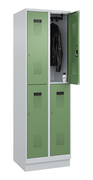 C+P Doppelstöckiger Spind Evolo PLUS, mit Sockel, 4 Fächer, 1950x600x500mm, 7035, Frontfarbe RAL 6011 Resedagrün, Zylinderschloss, 049320-20 S10037