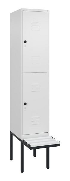 C+P Doppelstöckiger Spind Classic PLUS, 2120x400x815mm, 9016/9016, Drehriegel, mit Untergestell und schwebender Sitzfläche, 0803407-12 S10119