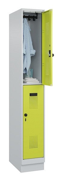 C+P Doppelstöckiger Spind Evolo PLUS, mit Sockel, 2 Fächer, 1950x300x500mm, 7035, 1108060 RDS Clowngrün, Drehriegel, 049320-10 S10015
