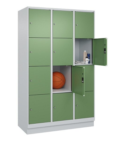 C+P Schließfachschrank Evolo PLUS, mit Sockel, 12 Fächer, 1950x1200x500mm, 7035/6011 Resedagrün, Abteile 3, Abteilbreite 400 mm, 049020-324 S10010
