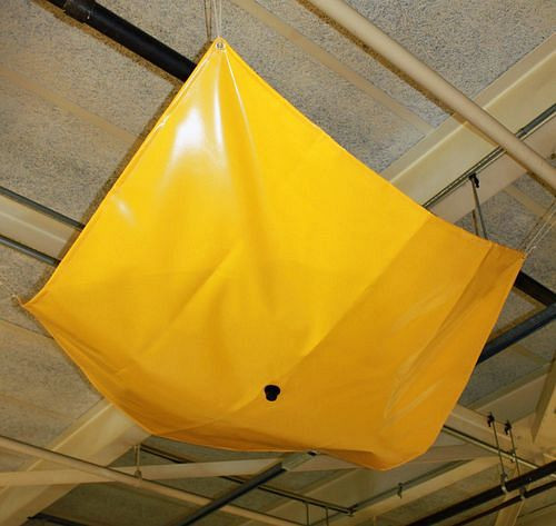 DENIOS Leckagen-Auffangplane, 90 x 90 cm, mit Schlauchanschluss, 265565
