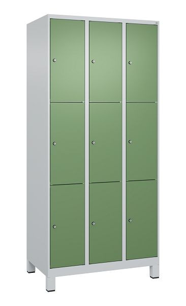 C+P Schließfachschrank Classic PLUS, Füße, 3 Abteile mit je 3 Fächern, 1950x900x500mm, 7035/6011, 080010-303 S10006