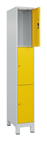 C+P Schließfachschrank Evolo PLUS, mit Füßen, 3 Fächer, 1950x300x500mm, 7035/10, Frontfarbe RAL 1023 Verkehrsgelb, 049010-103 S10001