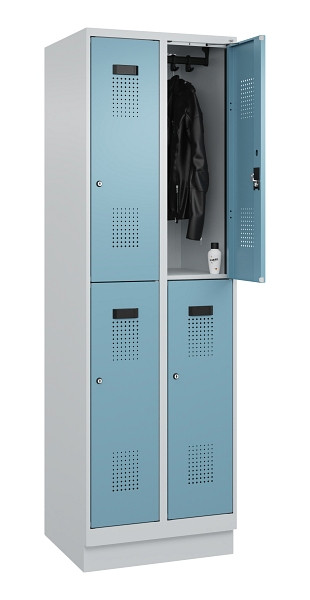 C+P Doppelstöckiger Spind Evolo PLUS, mit Sockel, 4 Fächer, 1950x600x500mm, 7035, Frontfarbe 2406015 RDS Architekturblau, Zylinderschloss, 049320-20 S10036