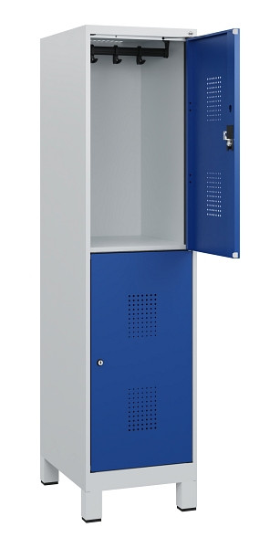 C+P Doppelstöckiger Spind Evolo PLUS, Füße, 2 Fächer, 1630x400x500mm, 7035/5010, Zylinderschloss, 0493105-12 S10029