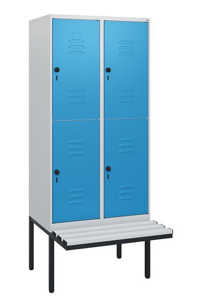 C+P Doppelstöckiger Spind Classic PLUS, 2 Abteile, 1950x800x815mm, 7035/5012, Drehriegel, mit Untergestell und schwebender Sitzfläche, 0803405-22 S10064