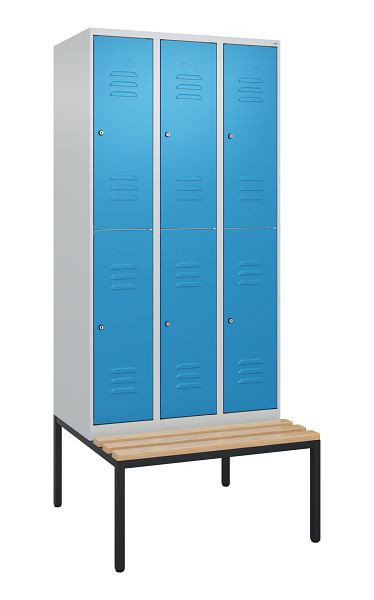 C+P Doppelstöckiger Spind Classic PLUS, 3 Abteile, 2120x900x815mm, 7035/5012, Zylinderschlösser, Buche-Sitzleisten, Sitzbank, 0803507-30 S10094