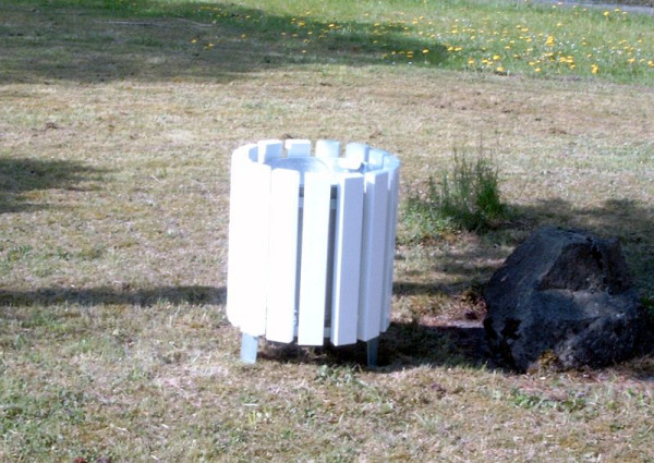 Lignit Abfallbehälter mit 3 Füßen zum Aufstellen, feuerverzinkter Stahleinsatz, PVC-Latten, 50 cm lang, grün ca. RAL 6005, K1PVCgrün