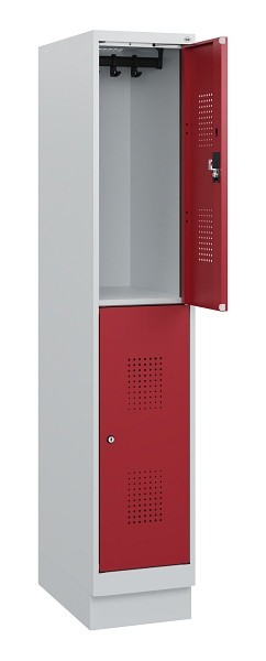 C+P Doppelstöckiger Spind Evolo PLUS, Sockel, 2 Fächer, 1630x300x500mm, 7035/300, Frontfarbe RAL 3003 Rubinrot, Zylinderschloss, 0493205-10 S10026