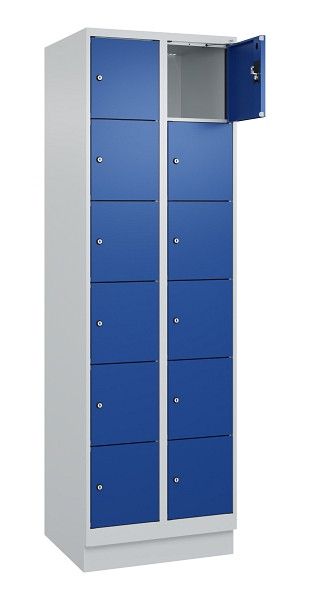 C+P Schließfachschrank Evolo PLUS, mit Sockel, 12 Fächer, 1950x600x500mm, 7035/5, Frontfarbe RAL 5010 Enzianblau, 049020-206 S10006