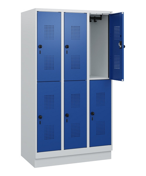 C+P Doppelstöckiger Spind Evolo PLUS, Sockel, 6 Fächer, 1630x900x500mm, 7035/501, Frontfarbe RAL 5010 Enzianblau, Drehriegel, 0493205-30 S10006