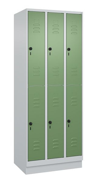 C+P Doppelstöckiger Spind Classic PLUS, Sockel, 3 Abteile, 1950x750x500mm, 7035/6011, 080320-39 S10006