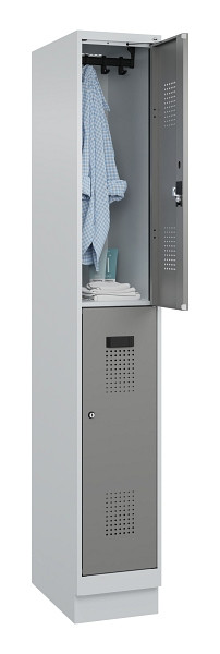 C+P Doppelstöckiger Spind Evolo PLUS, mit Sockel, 2 Fächer, 1950x300x500mm, 7035, Frontfarbe 0005000 RDS Stahlgrau, Zylinderschloss, 049320-10 S10041