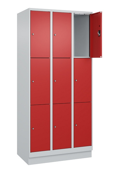 C+P Schließfachschrank Evolo PLUS, mit Sockel, 9 Fächer, 1950x900x500mm, 7035/30, Frontfarbe RAL 3000 feuerrot, 049020-303 S10003