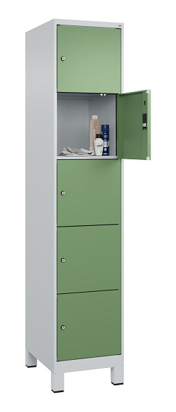 C+P Schließfachschrank Evolo PLUS, mit Füßen, 5 Fächer, 1950x400x500mm, 7035/60, Frontfarbe RAL 6011 Resedagrün, 049010-125 S10010