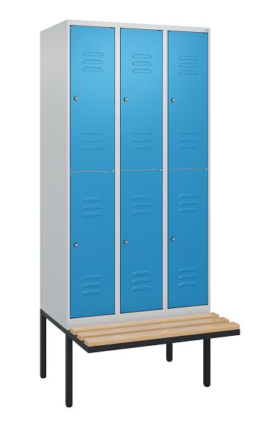 C+P Doppelstöckiger Spind Classic PLUS, 3 Abteile, 2120x900x815mm, 7035/5012, Zylinderschlösser, Buche-Sitzleisten, Sitzfläche, 0803407-30 S10094