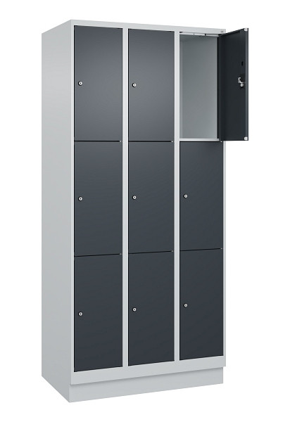 C+P Schließfachschrank Evolo PLUS, mit Sockel, 9 Fächer, 1950x900x500mm, 7035/70, Frontfarbe RAL 7016 Anthrazitgrau, 049020-303 S10012