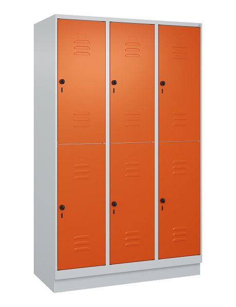 C+P Doppelstöckiger Spind Classic PLUS, Sockel, 3 Abteile, 1950x1200x500mm, 7035/2004, 080320-32 S10061