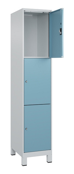 C+P Schließfachschrank Evolo PLUS, mit Füßen, 3 Fächer, 1950x400x500mm, 7035/00, Frontfarbe 2406015 RDS Architekturblau, 049010-123 S10009