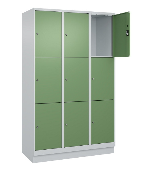 C+P Schließfachschrank Evolo PLUS, mit Sockel, 9 Fächer, 1950x1200x500mm, 7035/6, Frontfarbe RAL 6011 Resedagrün, 049020-323 S10010