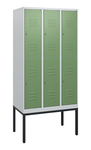 C+P Doppelstöckiger Spind Classic PLUS, Gestell, 3 Abteile, 1950x900x500mm, 7035/6011, Zylinderschlösser, 0803305-30 S10036