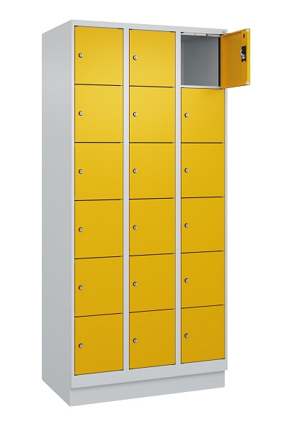 C+P Schließfachschrank Evolo PLUS, mit Sockel, 18 Fächer, 1950x900x500mm, 7035/1, Frontfarbe RAL 1004 Goldgelb, 049020-306 S10000