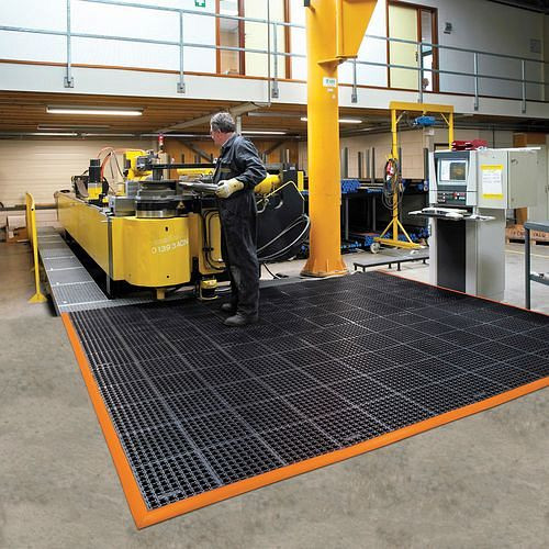 DENIOS Ergonomische Sicherheitsmatte SR 9.30 für Nassbereiche, Abschrägung, 97 x 315cm, 162176