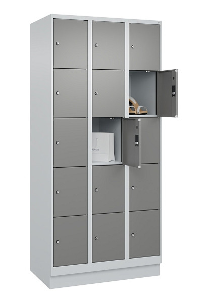 C+P Schließfachschrank Evolo PLUS, mit Sockel, 15 Fächer, 1950x900x500mm, 7035/0, Frontfarbe 0005000 RDS Stahlgrau, 049020-305 S10014