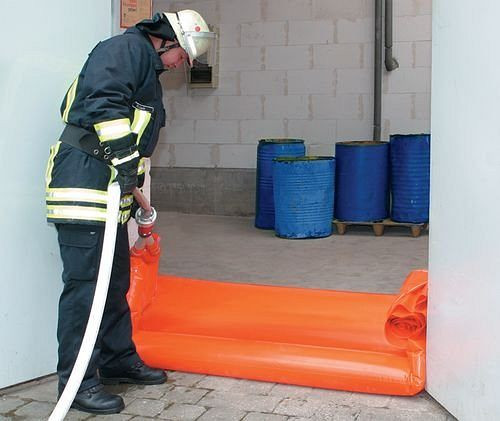 DENIOS Mobile Tür-/Tor-Abdichtung, 8 Meter, zur Befüllung mit Wasser, inkl. Behälter zur Aufbewahrung, 201654