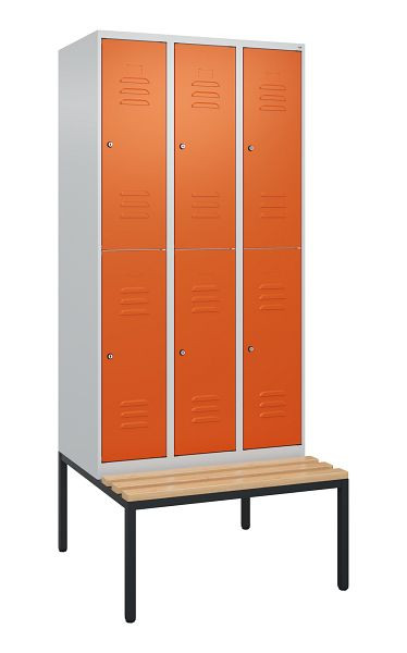 C+P Doppelstöckiger Spind Classic PLUS, 3 Abteile, 2120x900x815mm, 7035/2004, Zylinderschlösser, Buche-Sitzleisten, Sitzbank, 0803507-30 S10186