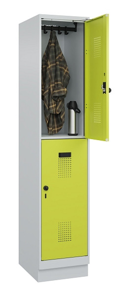 C+P Doppelstöckiger Spind Evolo PLUS, mit Sockel, 2 Fächer, 1950x400x500mm, 7035, 1108060 RDS Clowngrün, Drehriegel, 049320-12 S10015