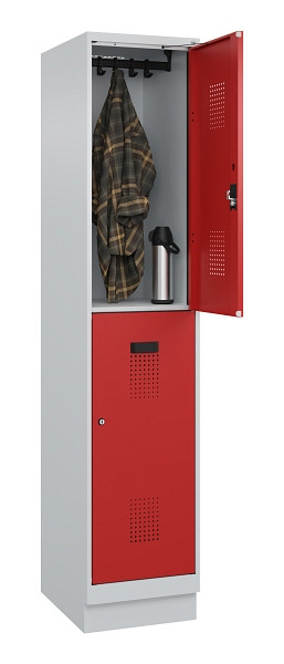 C+P Doppelstöckiger Spind Evolo PLUS, mit Sockel, 2 Fächer, 1950x400x500mm, 7035, Frontfarbe RAL 3000 feuerrot, Zylinderschloss, 049320-12 S10030