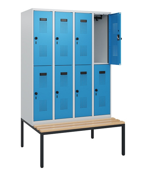 C+P Doppelstöckiger Spind Evolo PLUS, Bank, 8 Fächer, 1950x1200x815mm, 7035/5012, Drehriegel, Sitzfläche Buche-Hartholz, Sitzbank, 0493505-40 S10007