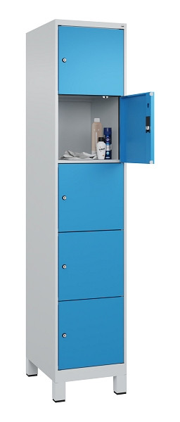 C+P Schließfachschrank Evolo PLUS, mit Füßen, 5 Fächer, 1950x400x500mm, 7035/50, Frontfarbe RAL 5012 Lichtblau, 049010-125 S10007