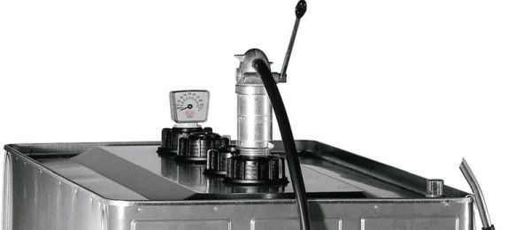 Cemo Handpumpe mit 1,5 m Abgabeschlauch mit Auslaufkrümmer DN19, Saugrohr 1450 mm, 1452