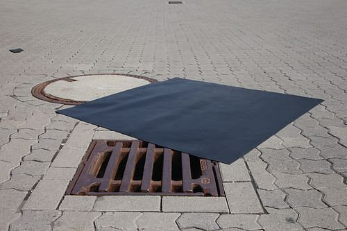 DENIOS Neopren-Abdichtmatte, quadratische Form, 500 x 500 mm, als Kanalabdeckung, 217355